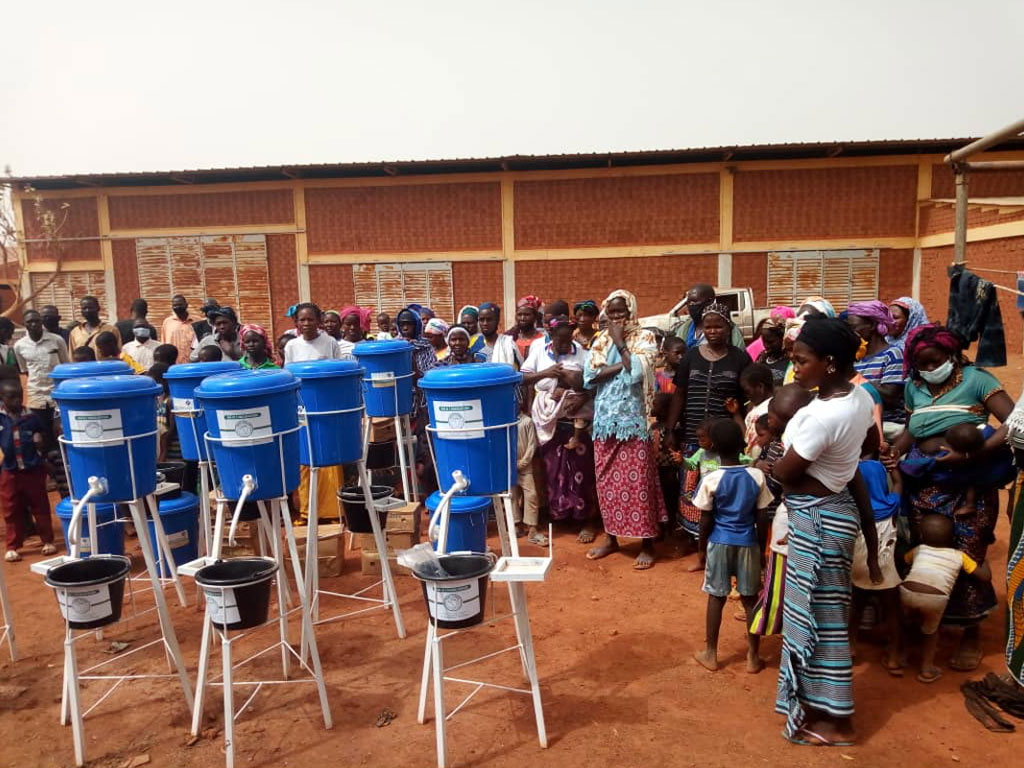 Vue des kits d’hygiène remis aux populations et aux services dans le cadre de la COVID-19