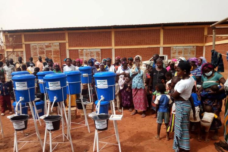 Vue des kits d’hygiène remis aux populations et aux services dans le cadre de la COVID-19