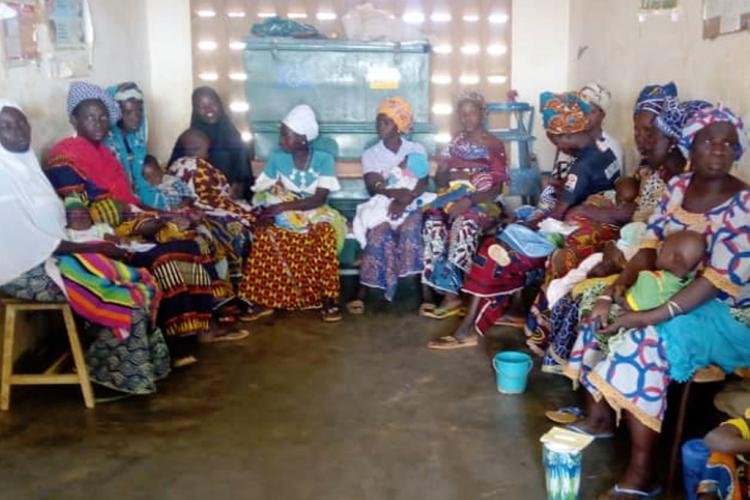 Femmes enceintes et/ou allaitantes et enfants du CSPS de Gangaol dans la commune de Bani, en séance de causerie et de projection de film sur le paludisme